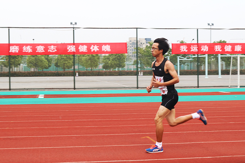 于君—5000米、1500米冠军